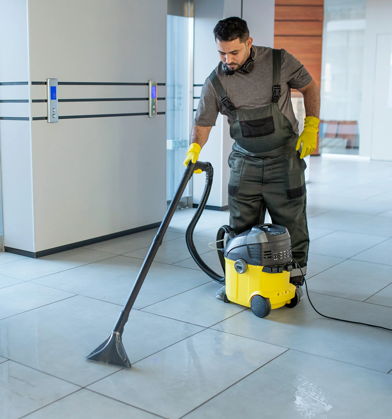Limpieza de pisos con equipo industrial
